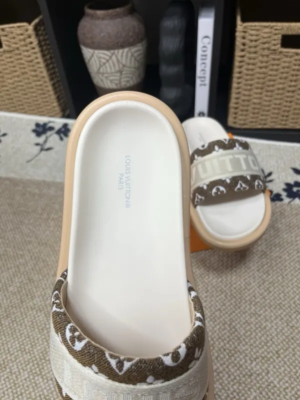 P320💰[New model] Long-term availability, 2025 new model, couple model [LOUlS VUlTTON] comes with drawer box, bag, card, invoice "Louis Vuitton ~ unique modern sandals. 》LV counter purchasing 🏃Men's and women's casual slippers, sold at the same time at the counter, the original old flower material upper is soft and comfortable, (refuses to discolor and rub the feet) sole: original factory special combination original sole, code number: 35--46 4 multiple colors 🉑️ to choose from